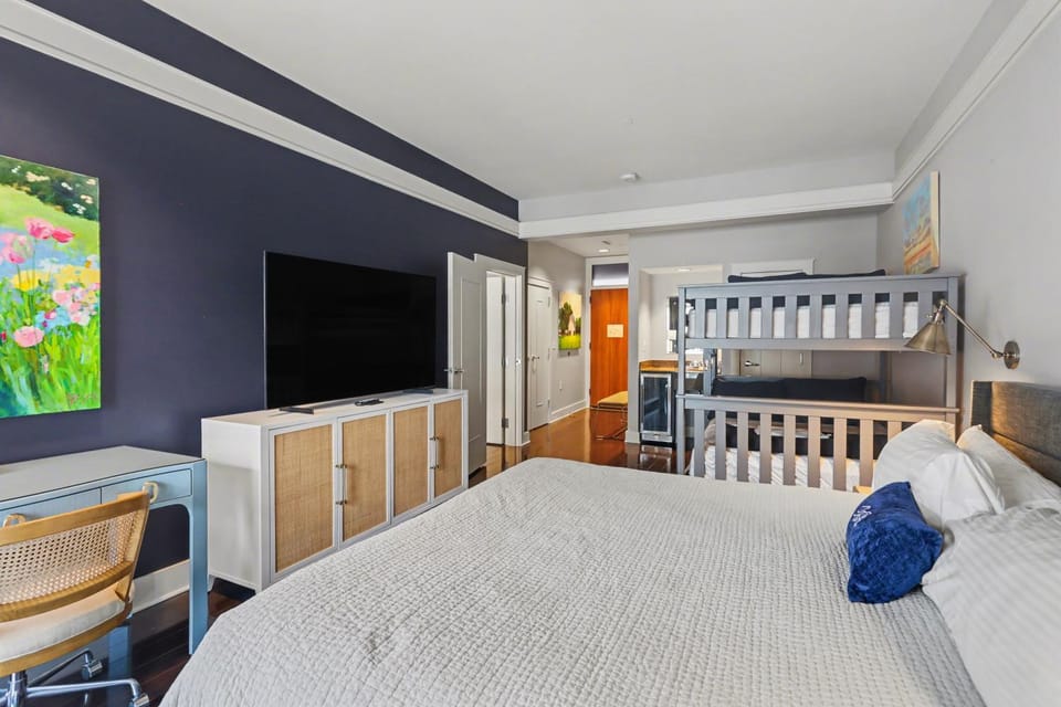 Experience comfort in King Suite 357, a cozy Bay Harbor retreat for 6. Apartment in Bay Harbor
