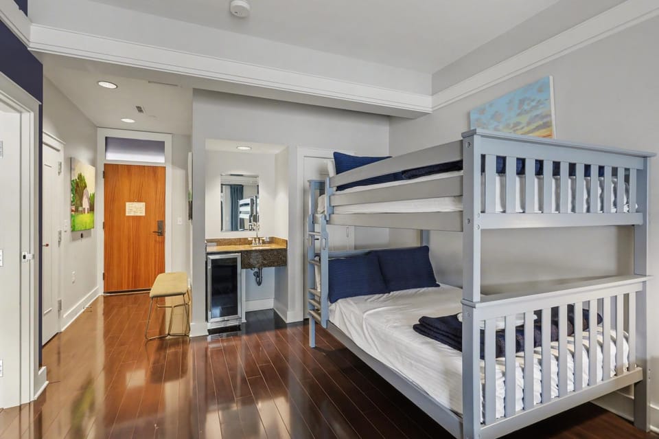 Experience comfort in King Suite 357, a cozy Bay Harbor retreat for 6. Apartment in Bay Harbor