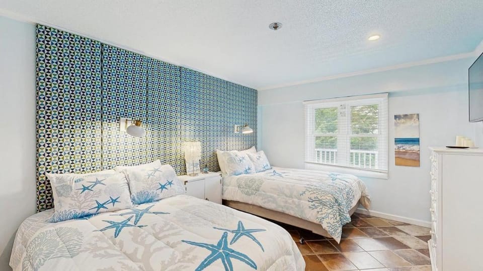 Charming waterfront condo with pool access and private balcony views House in Ocean City