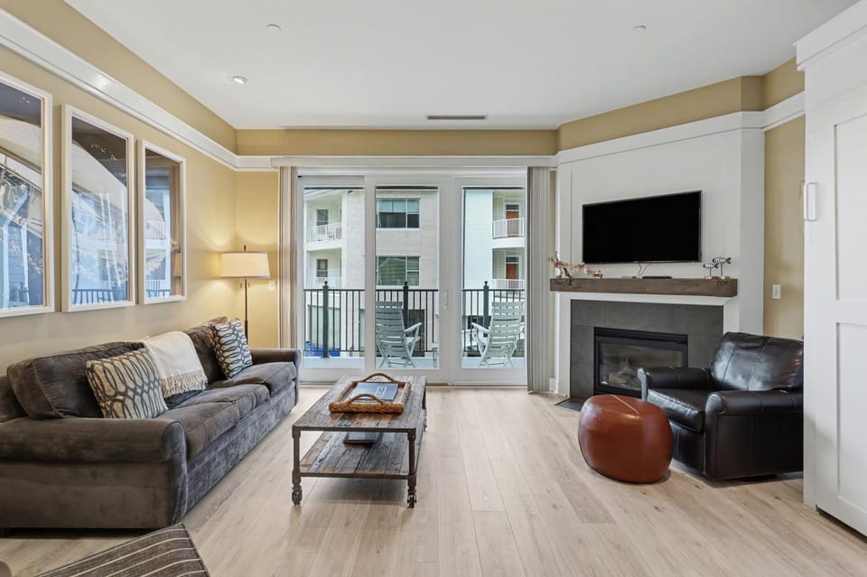 Charming Lodge Suite 257 in Bay Harbor, MI—ideal for a cozy getaway! Apartment in Bay Harbor