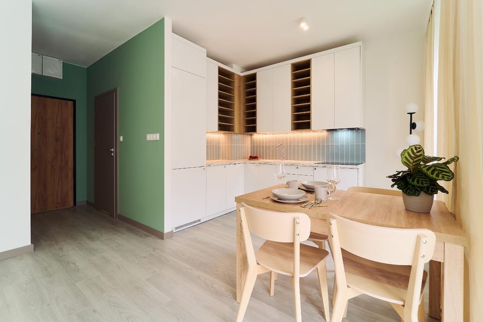 Kitchen or kitchenette, Dining area
