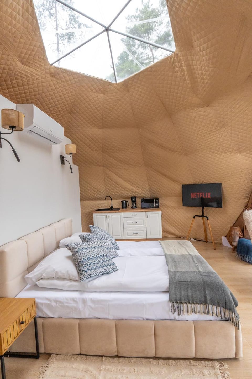 Bed, Kitchen or kitchenette