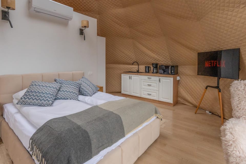 Bed, Kitchen or kitchenette