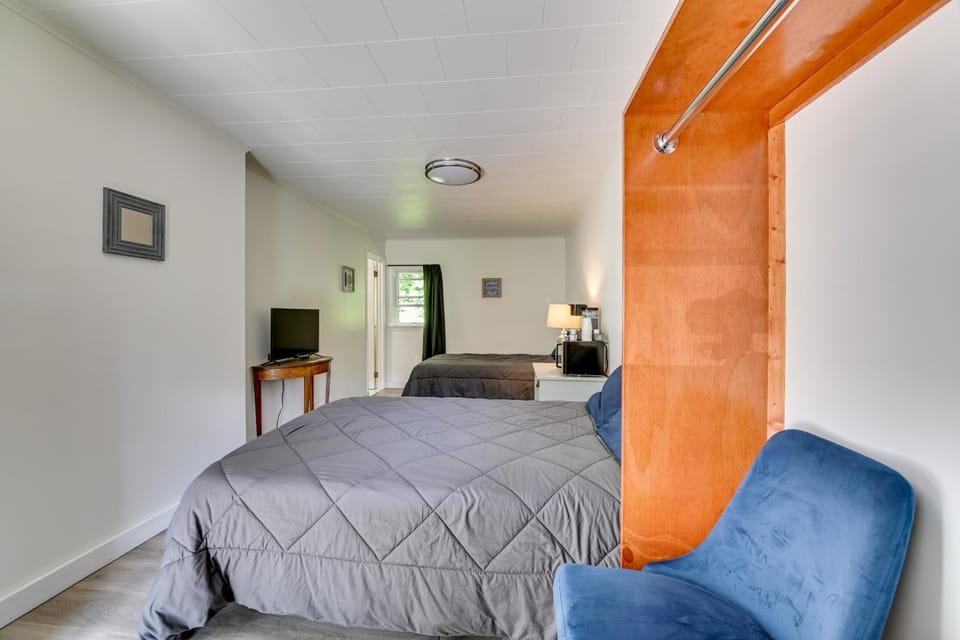Walk to Schroon Lake! Studio w/ Shared Fire Pit Apartment in Schroon Lake