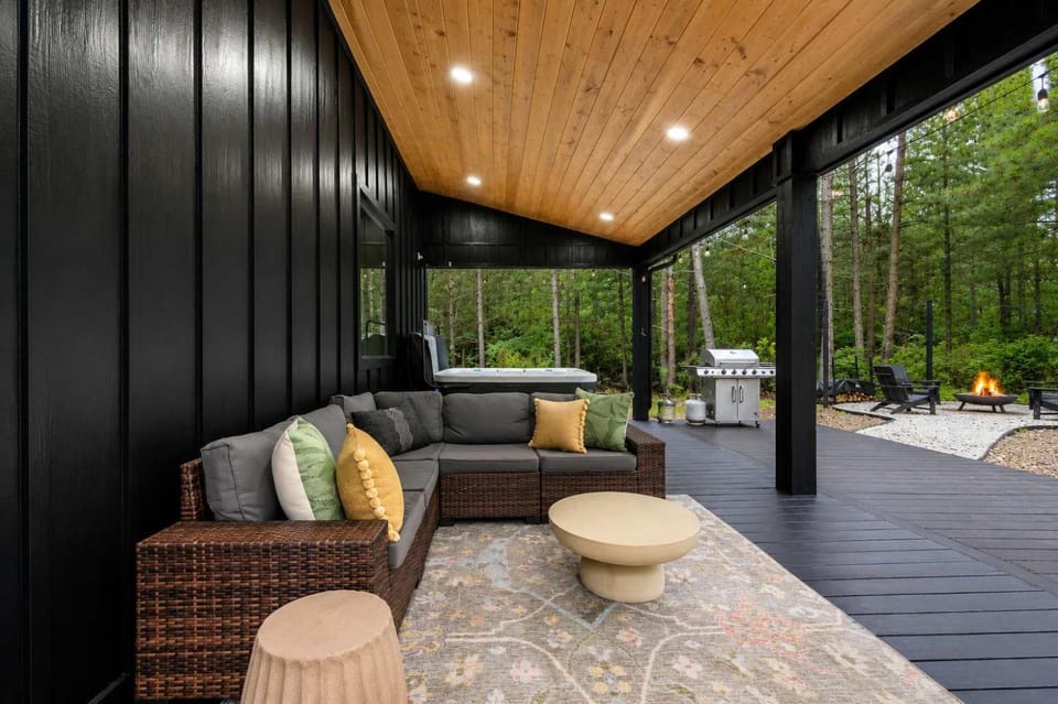 The Denizen - Forest Retreat Sauna & Hot Tub House in Broken Bow