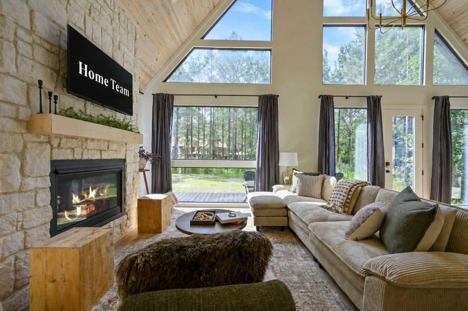 The Denizen - Forest Retreat Sauna & Hot Tub House in Broken Bow