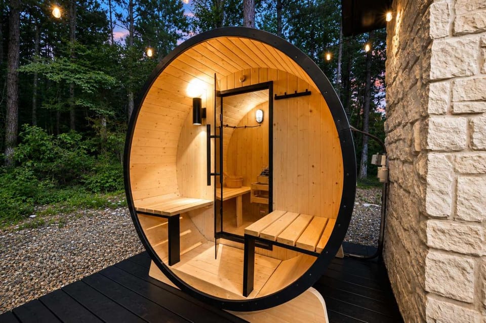 The Denizen - Forest Retreat Sauna & Hot Tub House in Broken Bow