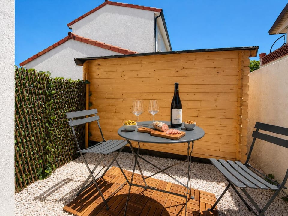 Patio, Day, Balcony/Terrace, Dining area