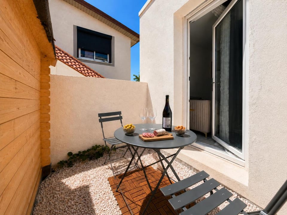Patio, Day, Balcony/Terrace, Balcony/Terrace, Dining area