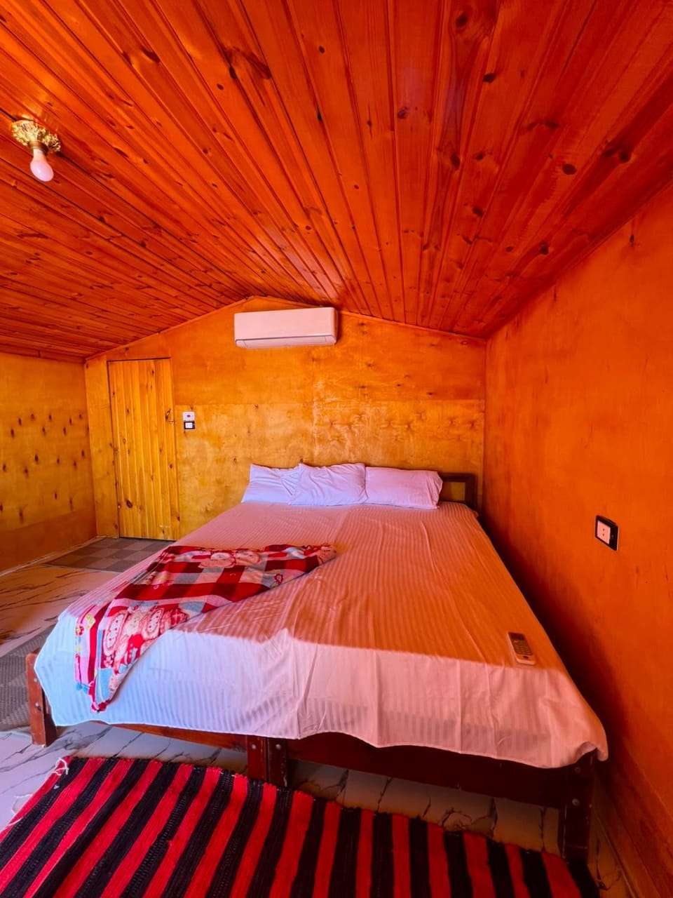 Bed, Photo of the whole room, air conditioner