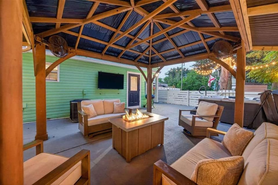 Magnolia Cove - Fire Pit Hot Tub Downtown House in Saint Augustine