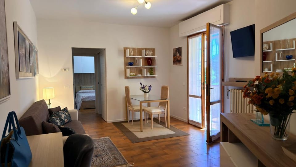 TV and multimedia, Living room, Seating area, Dining area