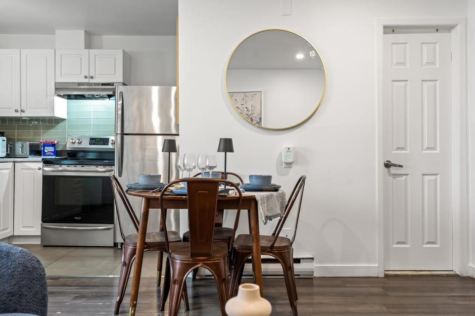 Luxury Downtown Apartment with 2 Queen Beds Apartment in Montreal