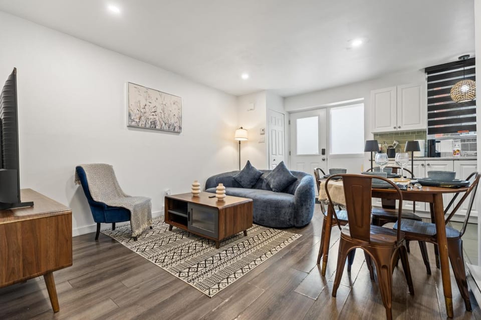 Luxury Downtown Apartment with 2 Queen Beds Apartment in Montreal