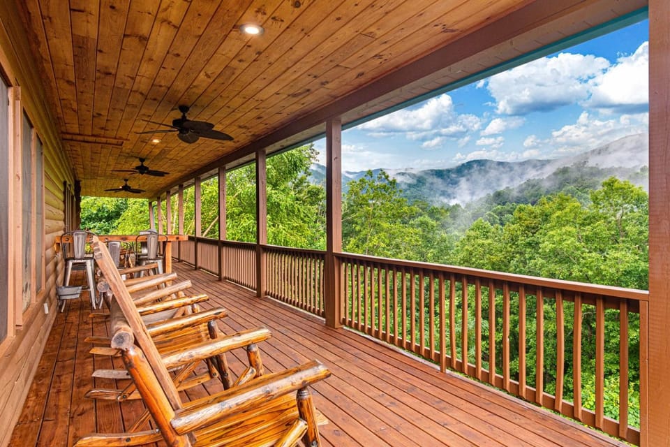 Sleeps 16 Lodge Near Bryson City, Arcade, Hot Tub House in Swain County