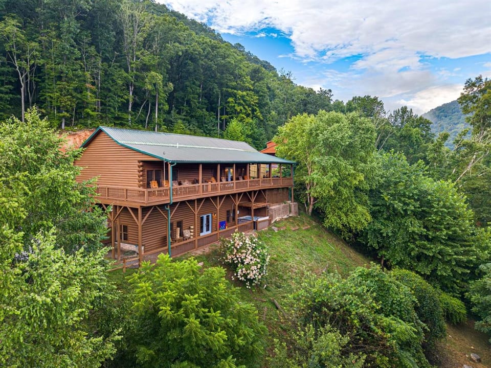 Sleeps 16 Lodge Near Bryson City, Arcade, Hot Tub House in Swain County