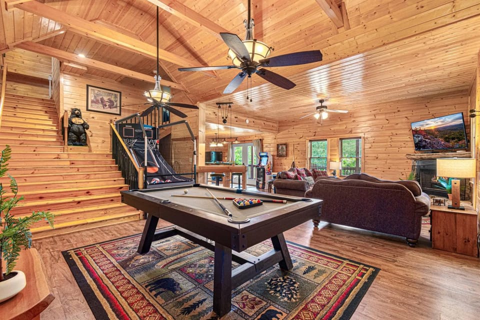 Sleeps 16 Lodge Near Bryson City, Arcade, Hot Tub House in Swain County