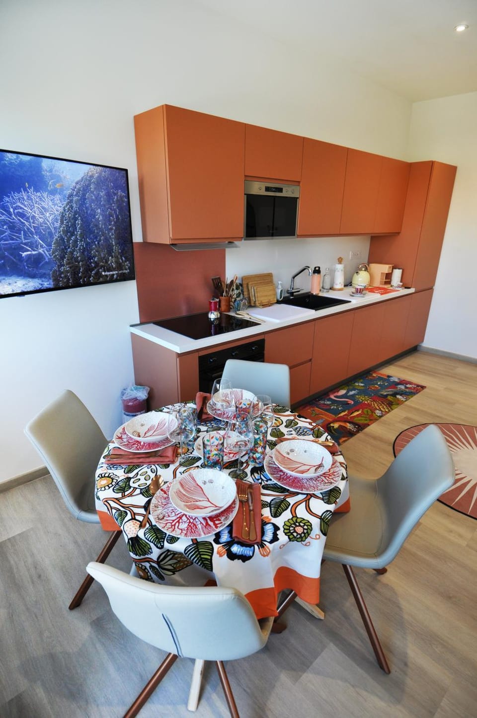 Kitchen or kitchenette, Living room, Food and drinks, Seating area, Dining area, Food