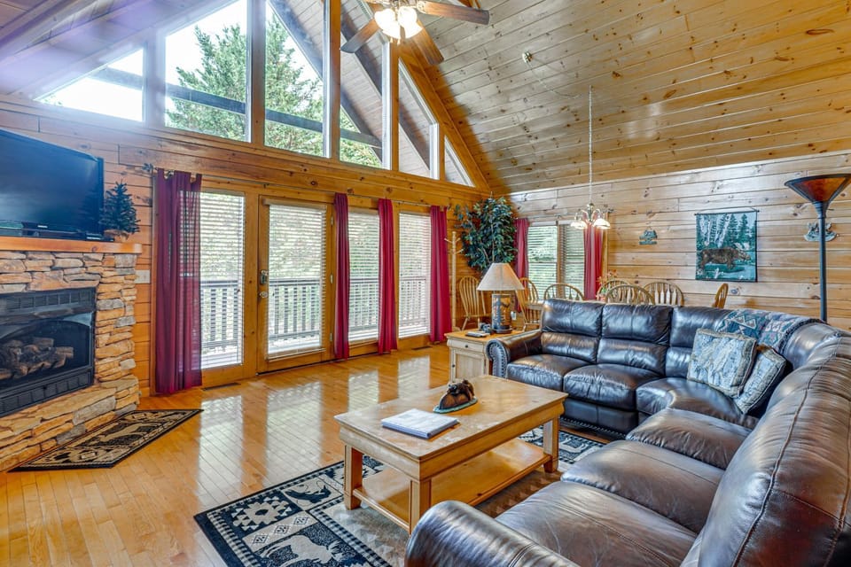 3 Mi to Dtwn Gatlinburg! Cabin w/ Private Hot Tub Cabin in Gatlinburg