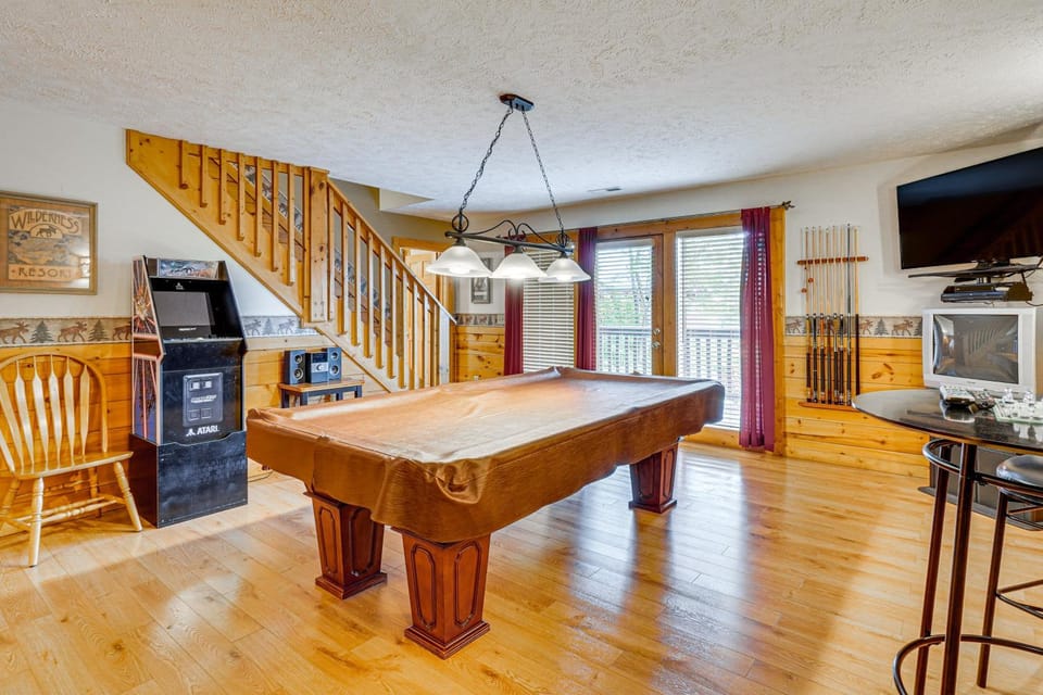 3 Mi to Dtwn Gatlinburg! Cabin w/ Private Hot Tub Cabin in Gatlinburg