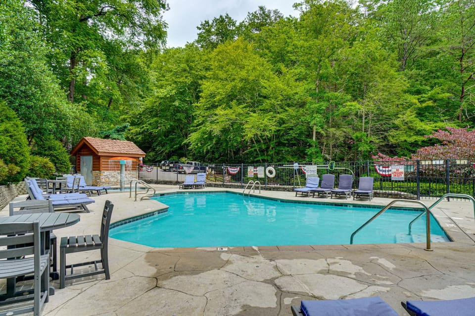 3 Mi to Dtwn Gatlinburg! Cabin w/ Private Hot Tub Cabin in Gatlinburg