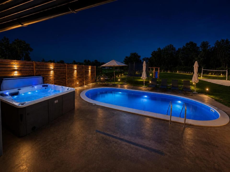Hot Tub, Swimming pool