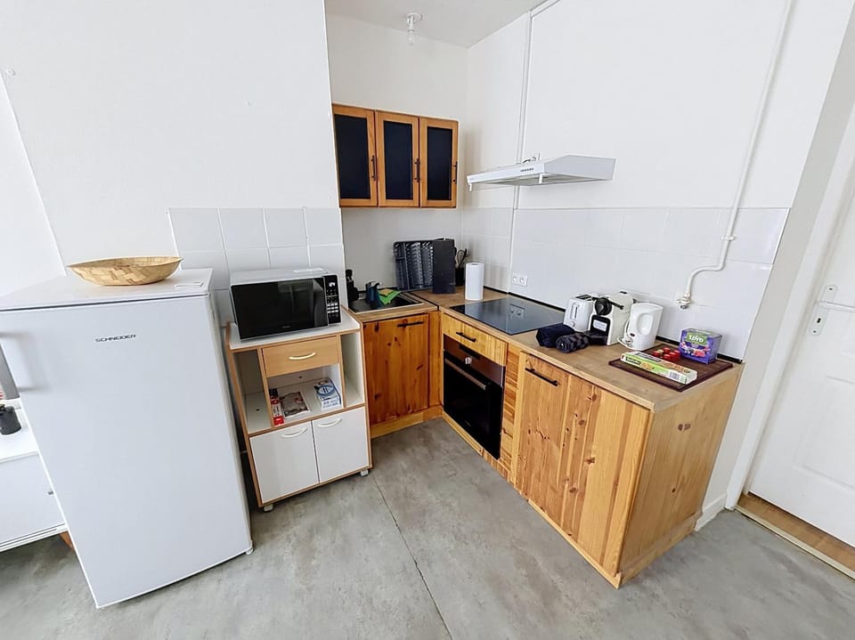 Kitchen or kitchenette, oven, stove, toaster