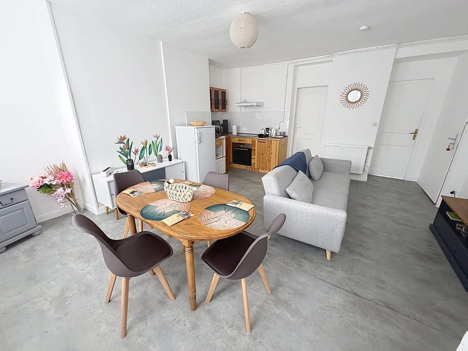 Kitchen or kitchenette, Dining area, oven, stove