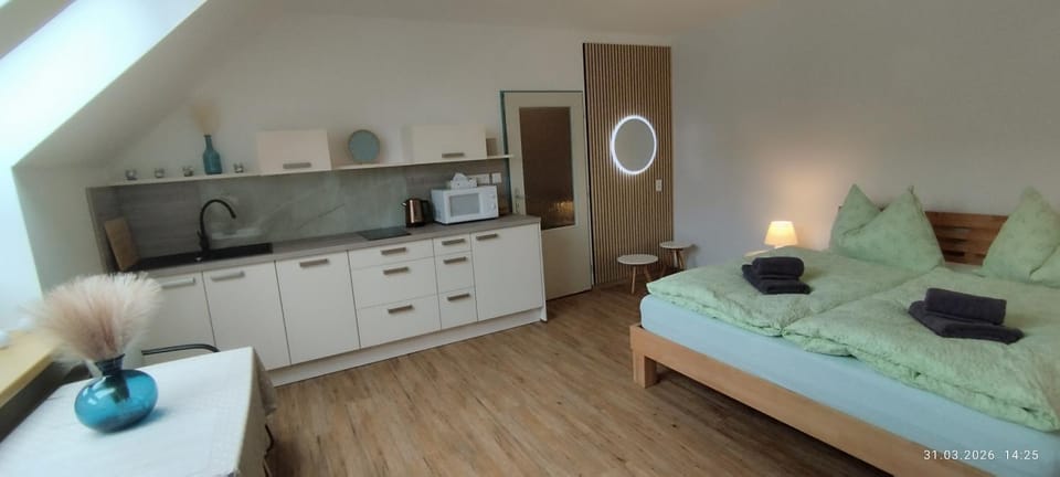 Bed, Kitchen or kitchenette, Bedroom