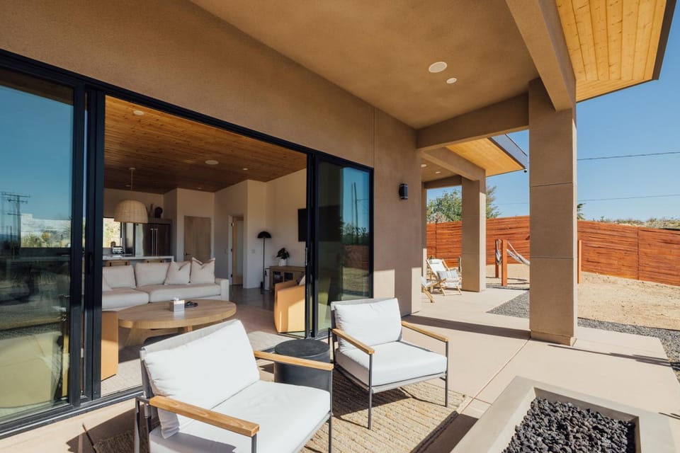 Day, Natural landscape, Balcony/Terrace, Living room, Seating area, sunbed
