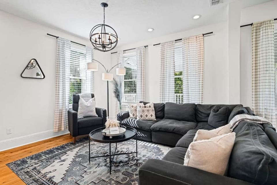 Stylish 2BR in Historic Home - Walk to Events Apartment in Jacksonville