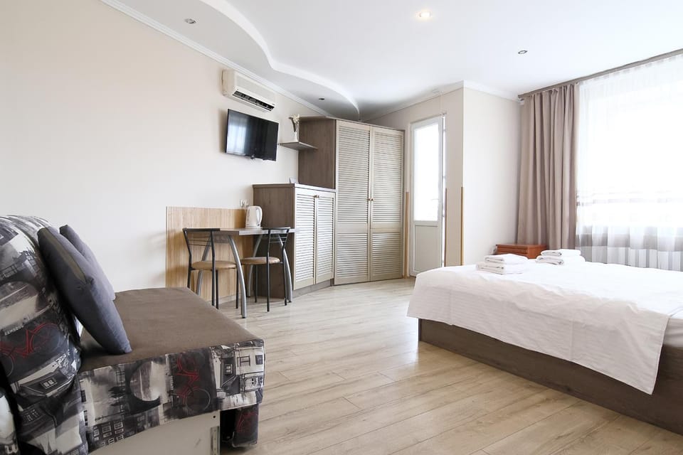 Bed, TV and multimedia, Bedroom