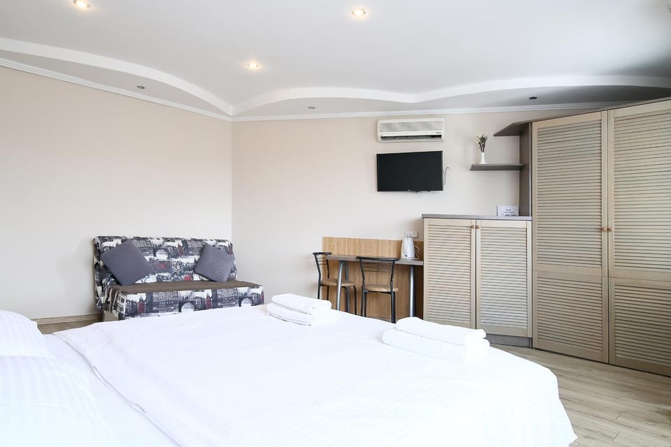 Bed, TV and multimedia, Bedroom