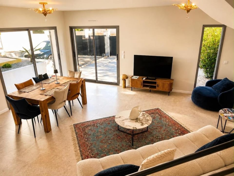 Living room, Dining area