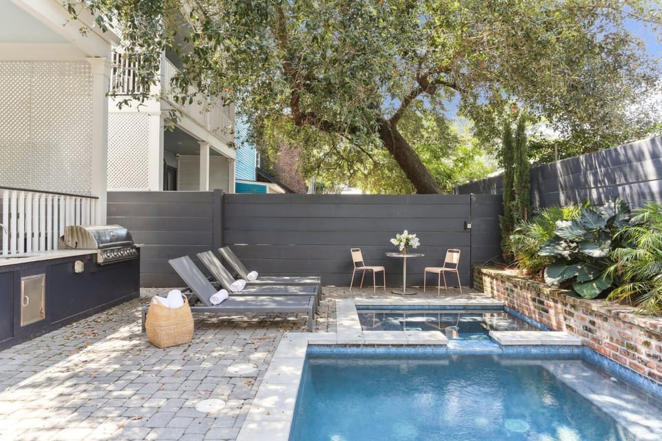 Grand 10BR NOLA Retreat Dual Heated Pools & Spas House in Warehouse District