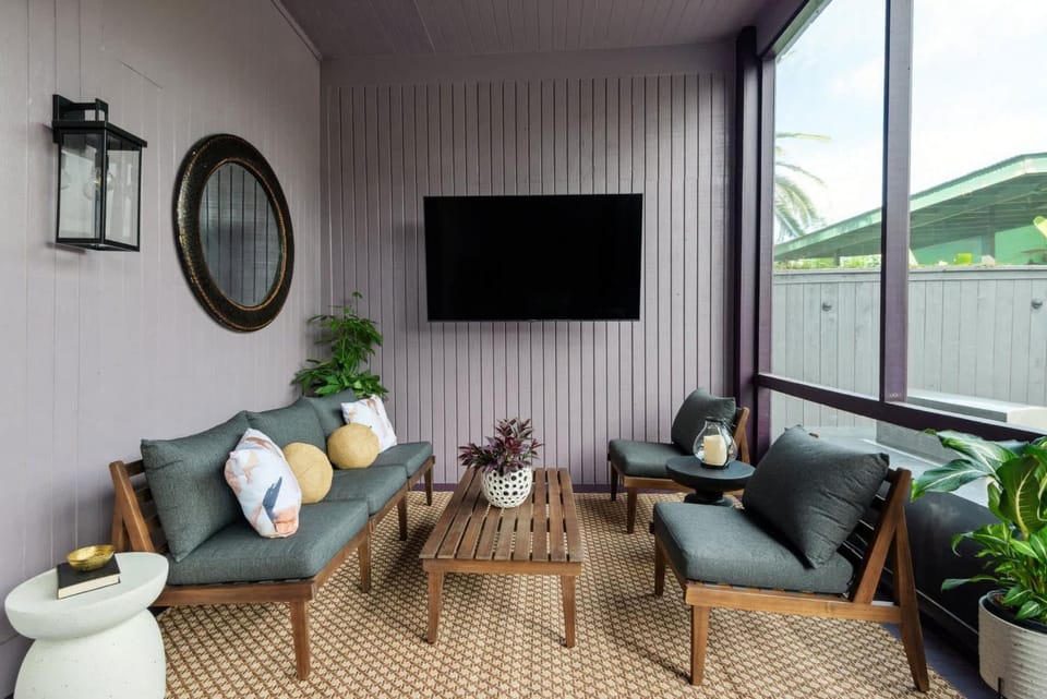 Grand 10BR NOLA Retreat Dual Heated Pools & Spas House in Warehouse District
