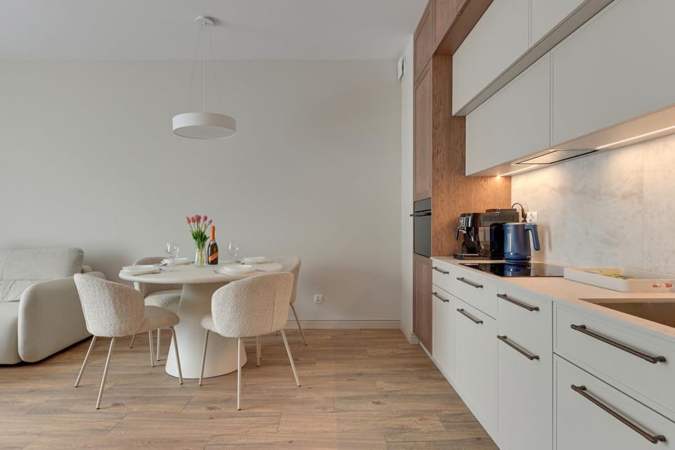 Coffee/tea facilities, Kitchen or kitchenette, Dining area, stove