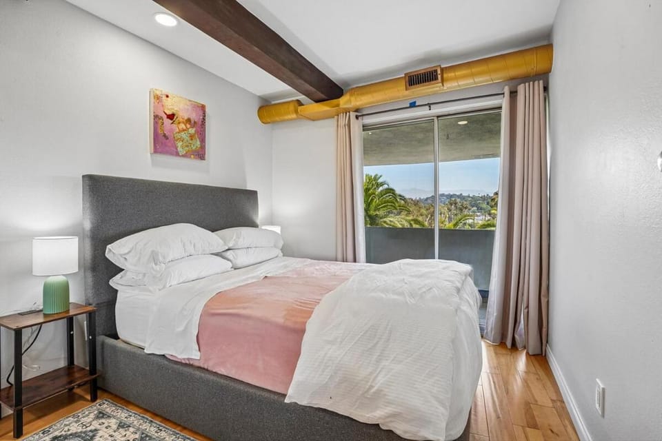 Escape to beautiful Echo Park Lake Apartment in Echo Park