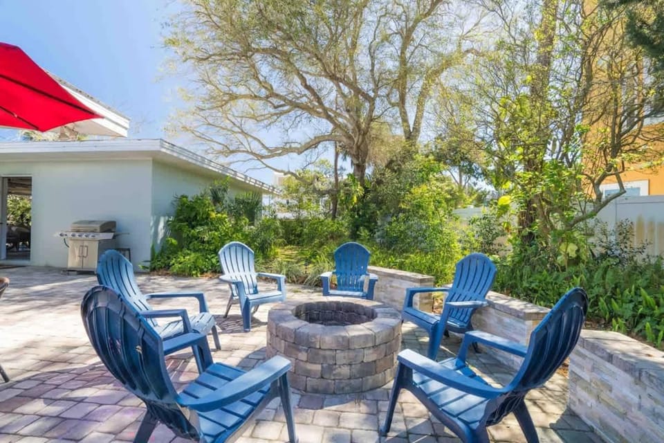 Seaside Sammie - Game Room Fire Pit Walk to Beach House in Vilano Beach