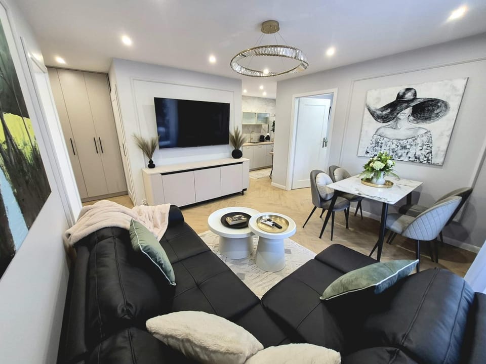 TV and multimedia, Living room, Seating area, Dining area