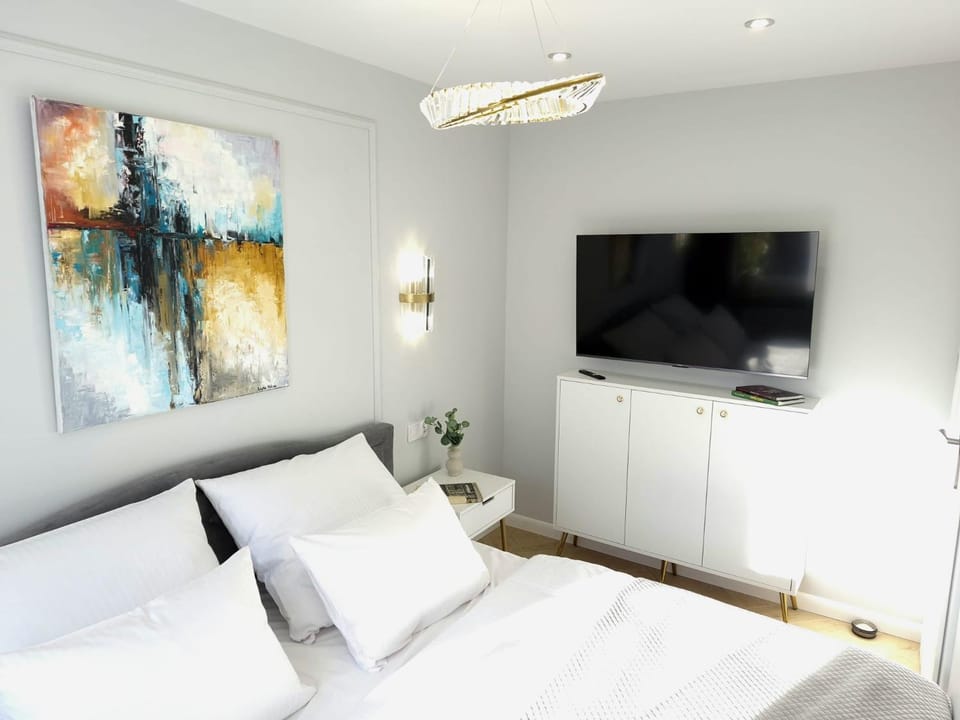 Bed, TV and multimedia, Bedroom