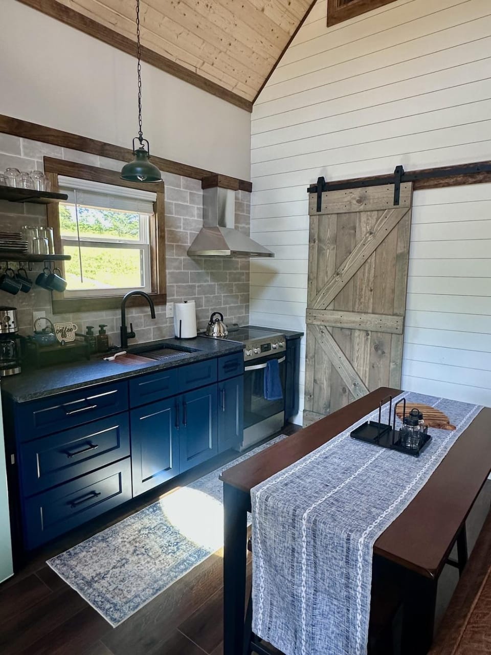 Dining area, kitchen