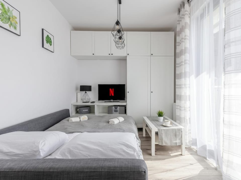 Communal lounge/ TV room, Bed, TV and multimedia, Photo of the whole room, Evening entertainment, Bedroom, hair dresser