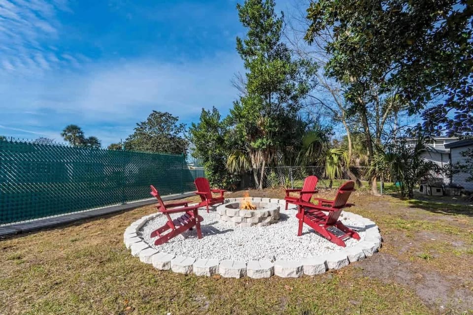 The Palmstone - Near the Beach Fire Pit House in Jacksonville Beach