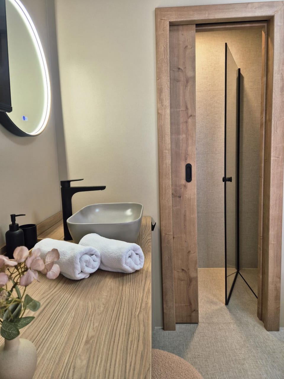Photo of the whole room, towels