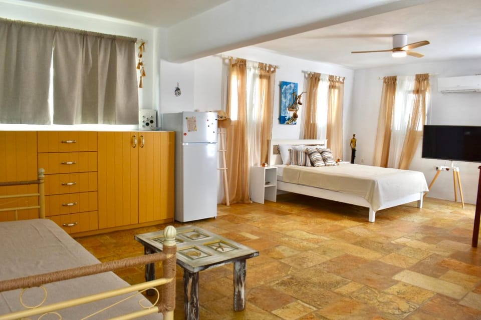 Bed, TV and multimedia, Living room, Photo of the whole room, Bedroom