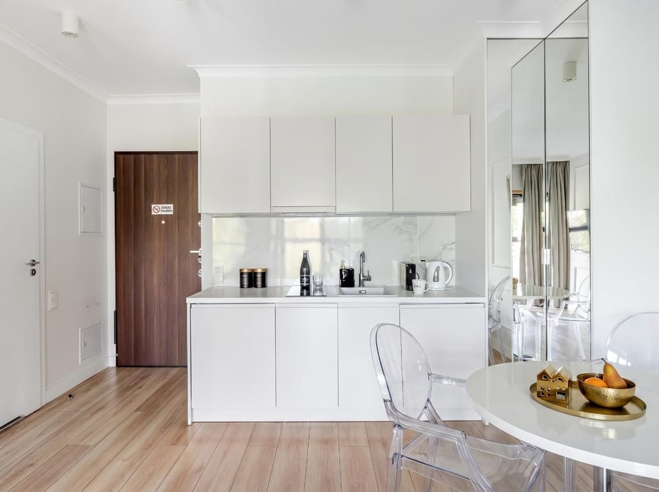 Coffee/tea facilities, Kitchen or kitchenette, Dining area, minibar, wardrobe