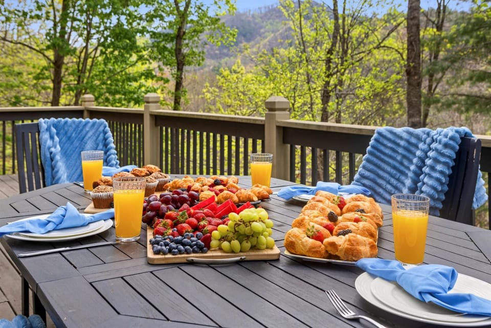 Fontana Lake-Access Cabin, Pet-Friendly, Game Room Cabin in Stecoah