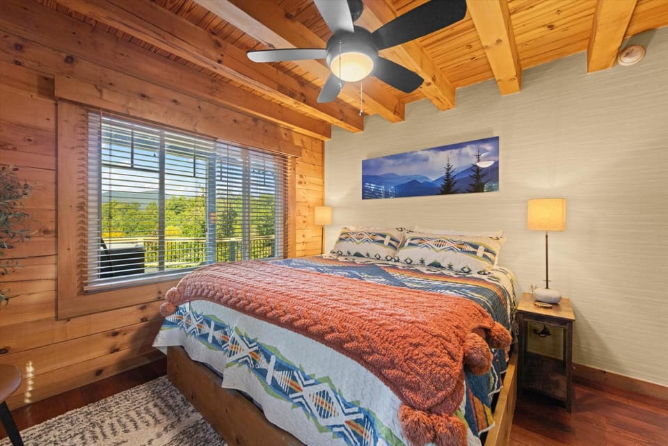 Bryson City Cabin, Game Loft, Hot Tub, Fire Pit Cabin in Swain County