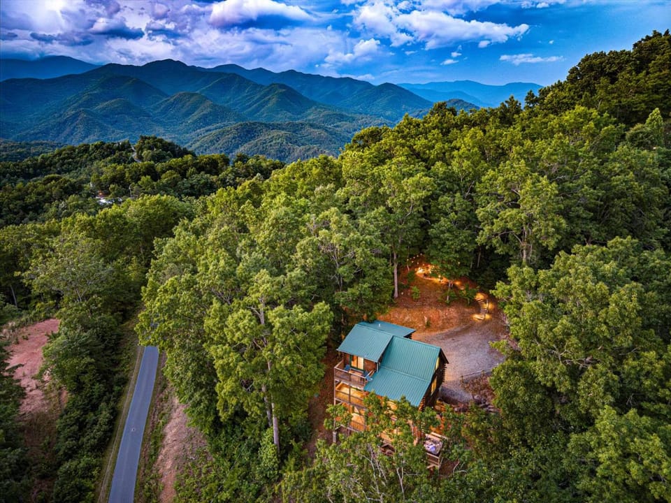 Cabin On 8-Private Acres, Hot Tub, Game Room, Views Cabin in Swain County